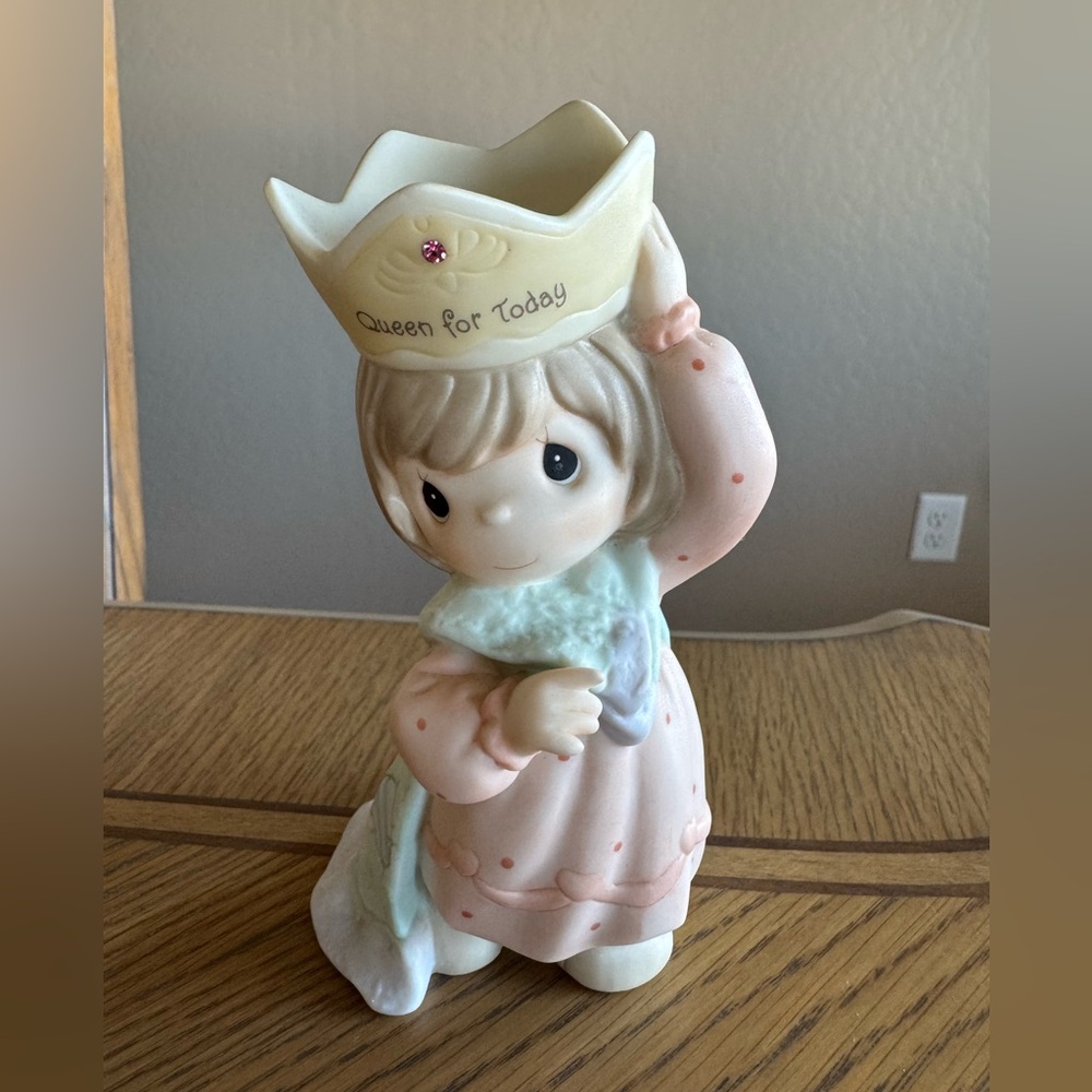 Precious Moments 5.5 inch Queen For Today Figurine